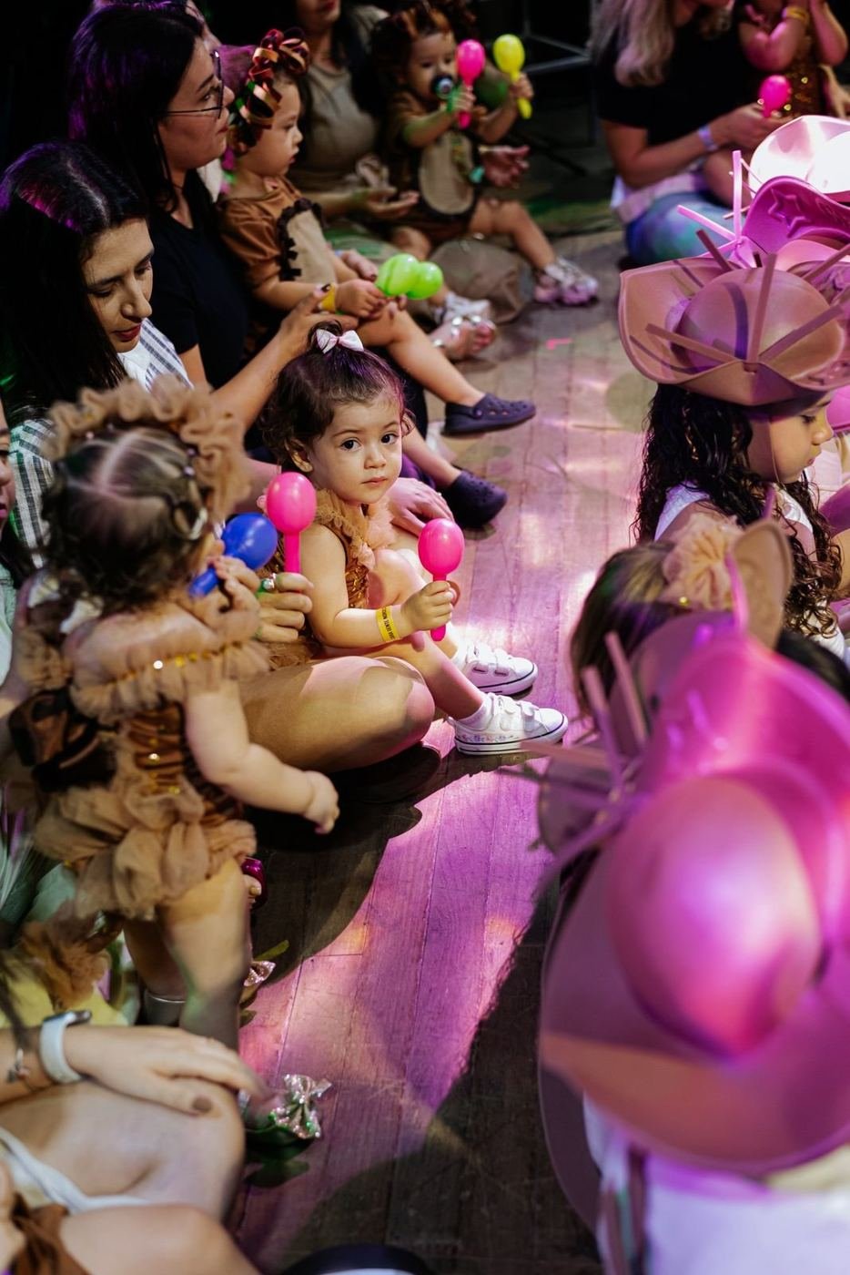 Crianças pequenas na aula de musicalização